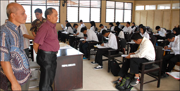 Rektor Unikarta Dr Sabran SE MSi didampingi PR I Dr Ir Thamrin MP memantau pelaksanaan SPMB gelombang kedua di kampus Unikarta, Jum'at (15/08) kemarin