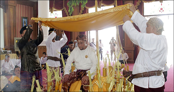Sultan Kutai H.A.M. Arifin saat menjalani ritual Beluluh di Kedaton Kutai Kartanegara, Tenggarong, Kamis pagi