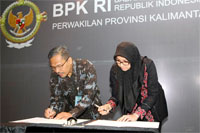 Bupati Kukar Rita Widyasari saat menandatangani berita acara penyampaian laporan keuangan daerah bersama Kepala BPK RI Kaltim Sri Haryoso Suliyanto
