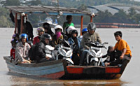 Tak ingin kecelakaan air kembali terulang, Bupati Kukar meminta Dishub Kukar untuk memperketat pengawasan ferry tradisional di Tenggarong