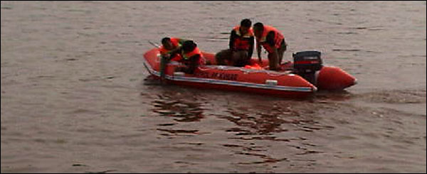 Anggota Satpol PP Kukar menyelidiki benda yang muncul di permukaan sungai Mahakam, Tenggarong