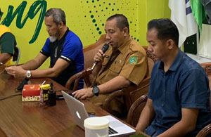 Anggota Exco PSSI Kukar H Fahmi (tengah) saat memberikan arahan dalam rapat teknis Liga 1 Askab PSSI Kukar 2022