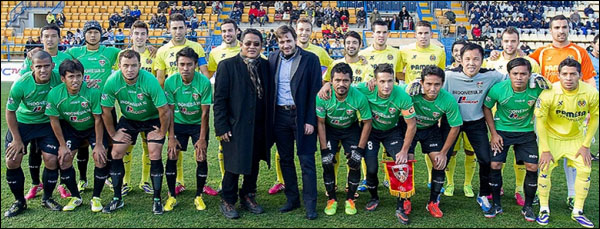 Pemain Mitra Kukar dan Villarreal foto bersama sebelum melakukan pertandingan persahabatan yang berkesudahan 13-0 bagi tuan rumah