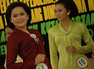 Peserta Lomba Ranking 1 diwajibkan untuk mengenakan kebaya atau baju takwo khas Kutai