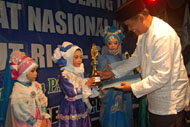 Ketua PAN Kukar Marwan menyerahkan trofi Juara I Lomba Peragaan Busana Muslim kategori Putri