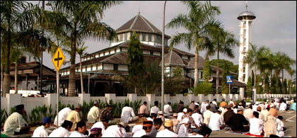 Jamaah sholat Ied Masjid Jami' Hasanuddin yang meluber hingga ke Jalan Mayjen Sutoyo