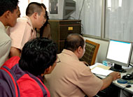 Beberapa pegawai honorer Pemkab Kukar ketika memeriksa langsung nama mereka dalam komputer BKD Kukar