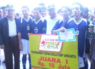 Wabup Samsuri Aspar (tengah) didampingi Ketua Pengkab PSSI Kukar Ruznie Oms (kiri) foto bersama anggota kesebelasan PS Panji Putra yang menjadi Juara Turnamen FISIP Cup 2006
