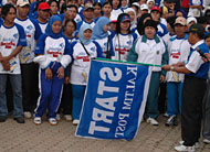 Kepala Dikluspora Kukar H Ifni Djuraidi bersiap melepas peserta JSS 2006