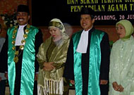 Ketua PA Kukar yang baru, H Pandi (kiri), bersama pejabat lama H Helminizami didampingi istri masing-masing