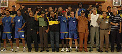 Skuad Mitra Kukar berpose bersama Bupati H Syaukani HR (keempat dari kanan) dan para pejabat Muspida Kukar dalam acara peluncuran Mitra Kukar musim 2006 di Ruang Serba Guna Kantor Bupati Kukar, Tenggarong, tadi siang