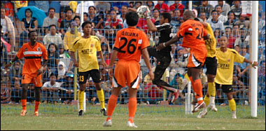 Suasana pertarungan Mitra Kukar melawan Persisam Putra di Stadion Rondong Demang, Tenggarong, sore tadi yang berkesudahan 2-0 bagi kemenangan Mitra Kukar