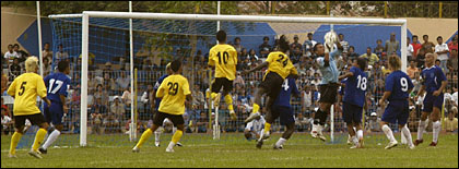 Suasana pertarungan antara skuad Mitra Kukar (kuning-hitam) melawan Persma Manado (biru-biru) di Stadion Rondong Demang, Tenggarong, Minggu (26/03) kemarin