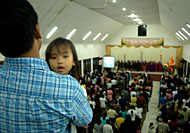 Para jemaat GKII bersama anggota keluarga masing-masing dengan khidmat menyanyikan lagu-lagu pujian kepada Tuhan