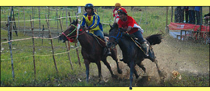 Suasana lomba pacuan kuda Bupati Cup II yang berlangsung di lapangan desa Rempanga, Kecamatan Loa Kulu