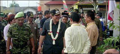 Bupati Kukar H Syaukani HR ketika meninjau Pameran Pembangunan Merah Putih Gerbang Dayaku II 2006 di Sanga-Sanga