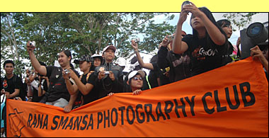 Pelajar SMAN 1 Tenggarong yang tergabung dalam Rana Smansa Photography Club melakukan aksi pemotretan terhadap para pejabat teras yang berada di panggung kehormatan