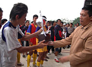 Kapten Tim Persib U-18 Rendi Saputra saat menerima trofi Juara I dari Direktur Kompetisi PSSI M Ahwani
