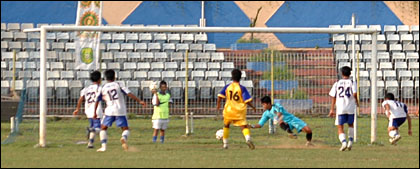 Pemain nomor punggung 11 Persib, Munadi (kanan), saat membobol gawang Persewangi yang dikawal Yudhi Hartono