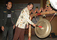 Asisten I Pemkab Kukar HA Ridwan Syahranie didampingi Ketua KBMKKS M Suryadi memukul gong tanda dibukanya Seminar dan Workshop TI 2006