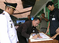 Pejabat lama HA Ridwan Sya`ranie menandatangani berita acara serah terima jabatan disaksikan Sekkab HM Husni Thamrin (kanan)