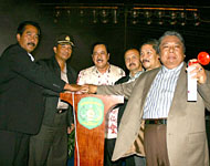 Bupati Kukar H Syaukani HR (tengah) didampingi para pejabat Muspikab Kukar melakukan penekanan tombol sirine yang diikuti dengan peluncuran pesta kembang api menyambut tahun baru 2006