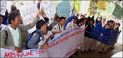 Meski telah melakukan long march sejauh 4 km, para pelajar Tenggarong tetap bersemangat melakukan aksi unjukrasa dengan membawa poster dan spanduk di DPRD Kukar