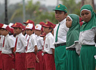 Para pelajar SD di Tenggarong saat mengikuti upacara peringatan Hardiknas 2007 di halaman Kantor Bupati Kukar