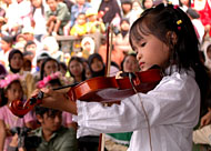 Murid kelas 3 SD Muhammadiyah Tenggarong, Dita, memainkan biola pada acara Panggung Hiburan HAN 2007 Tingkat Kukar di Tenggarong tadi siang 