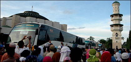 Kedatangan bus yang membawa para jamaah haji Kukar di halaman Masjid Agung Sultan Sulaiman langsung diserbu para penjemput