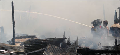 Petugas PMK Kukar dibantu masyarakat berupaya memadamkan api
