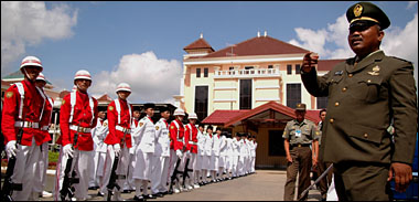 Kapt Inf Dedi H (kanan) memberikan arahan kepada anggota Paskibra Kukar usai melaksanakan tugas pengibaran bendera