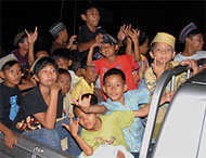 Sejumlah bocah dengan antusias menumpang sebuah mobil bak terbuka untuk ikut pawai takbir keliling kota Tenggarong