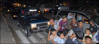 Puluhan kendaraan roda empat berkumpul di depan Monumen Pancasila sebelum dilepas keliling Tenggarong
