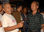 Ketua RT 29 H Abdul Hamid menjelaskan terjadinya kebakaran kepada Pj Bupati H Sjachruddin (kanan)
