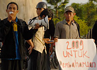 Koordinator Aksi AMP Agus Setiawan saat berorasi menyerukan perubahan di 2009