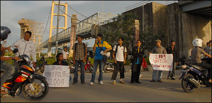 Suasana aksi damai Aliansi Muda Pembaharuan dalam rangka menyongsong Tahun Baru 2009