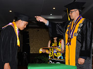 Dekan Fakultas Ekonomi Prof Dr Iskandar SE MSi (kanan) mewisuda seorang sarjana lulusan Fakultas Ekonomi Unikarta