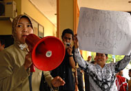 Salah seorang guru ikut berorasi dalam aksi unjukrasa di DPRD Kukar, Tenggarong