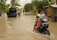 Kawasan Jalan Mangkuraja terendam banjir akibat jebolnya tanggul batu bara di hulu sungai Tenggarong