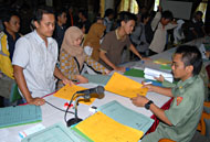 Sejumlah mahasiswa Kukar saat mengajukan permohonan untuk mendapatkan beasiswa 2010