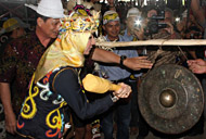 Bupati Kukar Rita Widyasari memukul gong sebagai tanda dimulainya pesta adat Mecaq Undat di Desa Ritan Baru