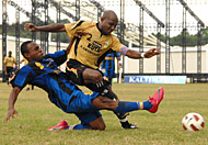 Pemain Persiram Raja Ampat menghalau bola yang digiring kapten tim Mitra Kukar Alexander Pulalo