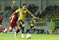 Franco Hita mencetak dua gol bagi Mitra Kukar ke gawang Persemalra 