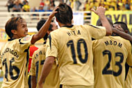 Para pemain Mitra Kukar merayakan gol kedua yang dicetak Franco Hita setelah mendapatkan umpan Mbom Julien