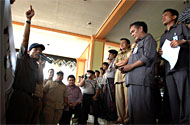 Koordinator FTHK Ali Rohman (kiri) berjanji akan kembali mendatangi DPRD Kukar pada Senin mendatang