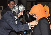 Bupati Rita Widyasari menyematkan penghargaan Satya Lencana Karya Satya kepada salah seorang PNS Pemkab Kukar