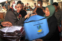 Bupati Rita Widyasari menyerahkan bantuan untuk korban kebakaran Desa Loa Duri Ulu kepada Camat Loa Janan Matsukah