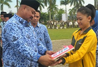 Plt Sekkab Edi Damansyah menyerahkan bonus secara simbolis kepada Soraya Afifah, atlet Cabor Kempo peraih medali emas PON XVIII Riau