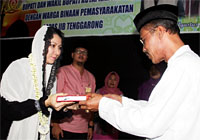 Bupati Kukar Rita Widyasari menyerahkan kitab suci Al Qur'an kepada Kepala Lapas Tenggarong Imam Setya Gunawan